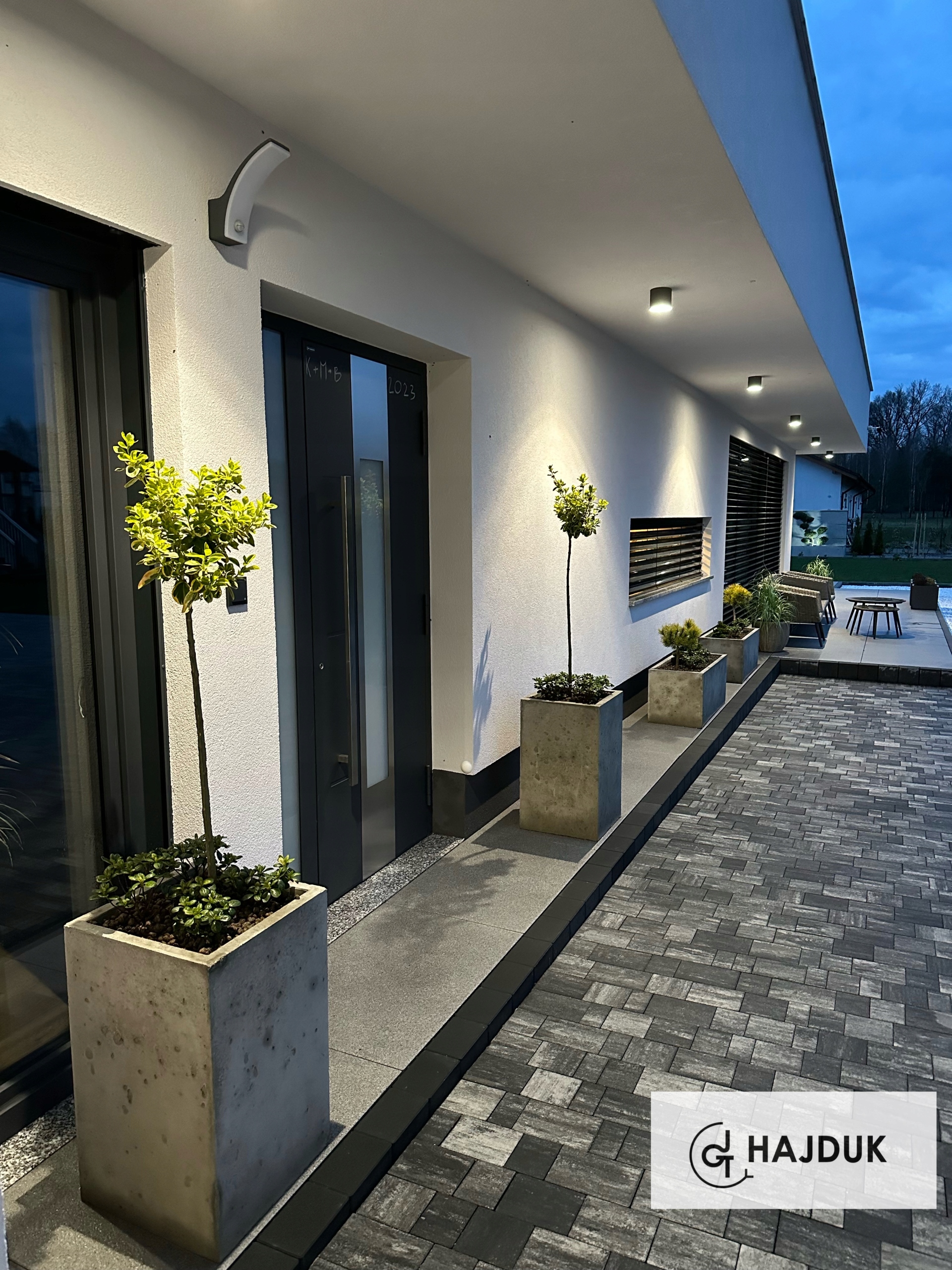 Betónový kvetináč 40 × 40 × 65 z architektonického betónu