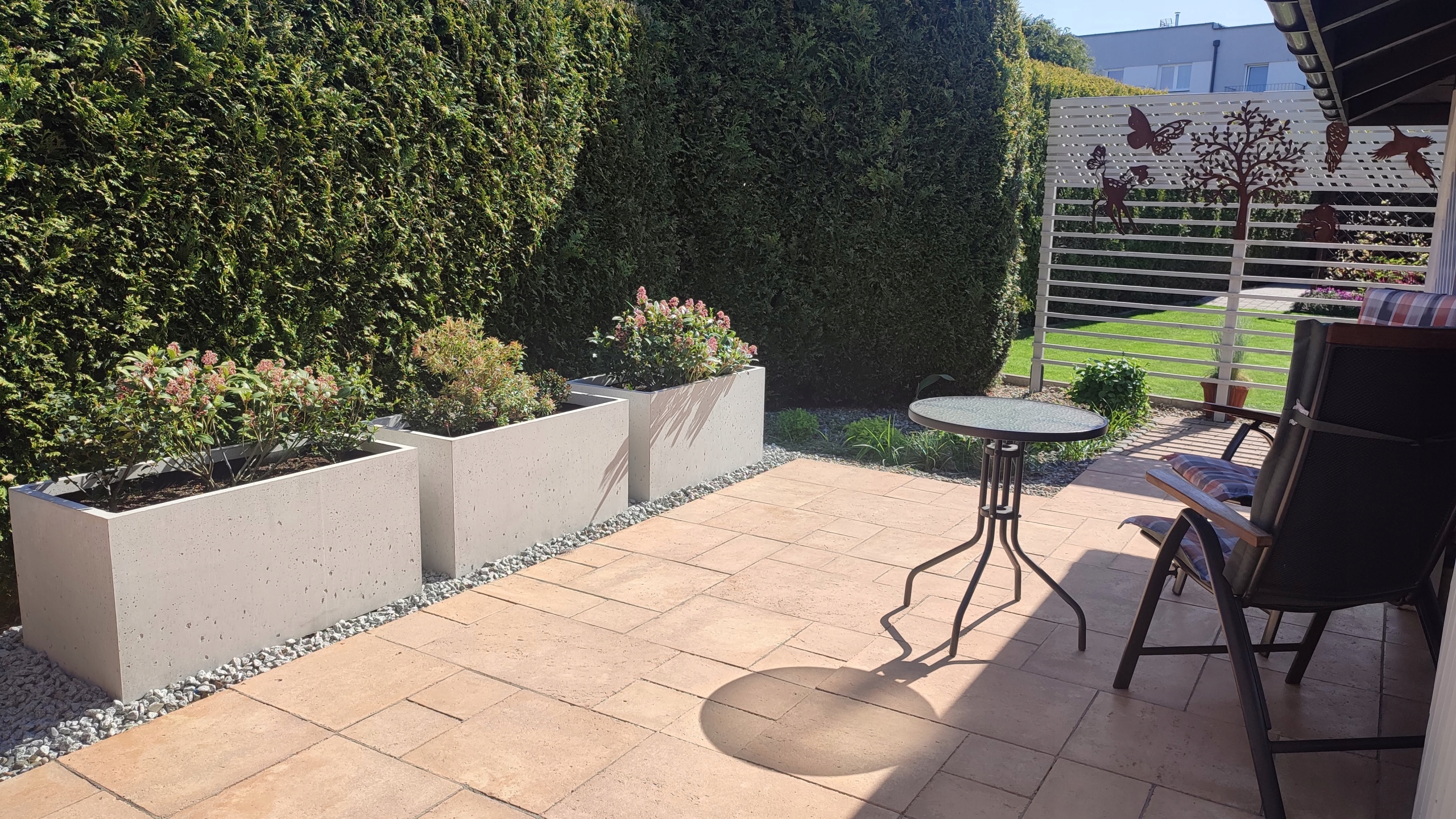 Betónový kryt záhradnej dekorácie 100 × 50 V30 architektonický betónový kvetináč XL