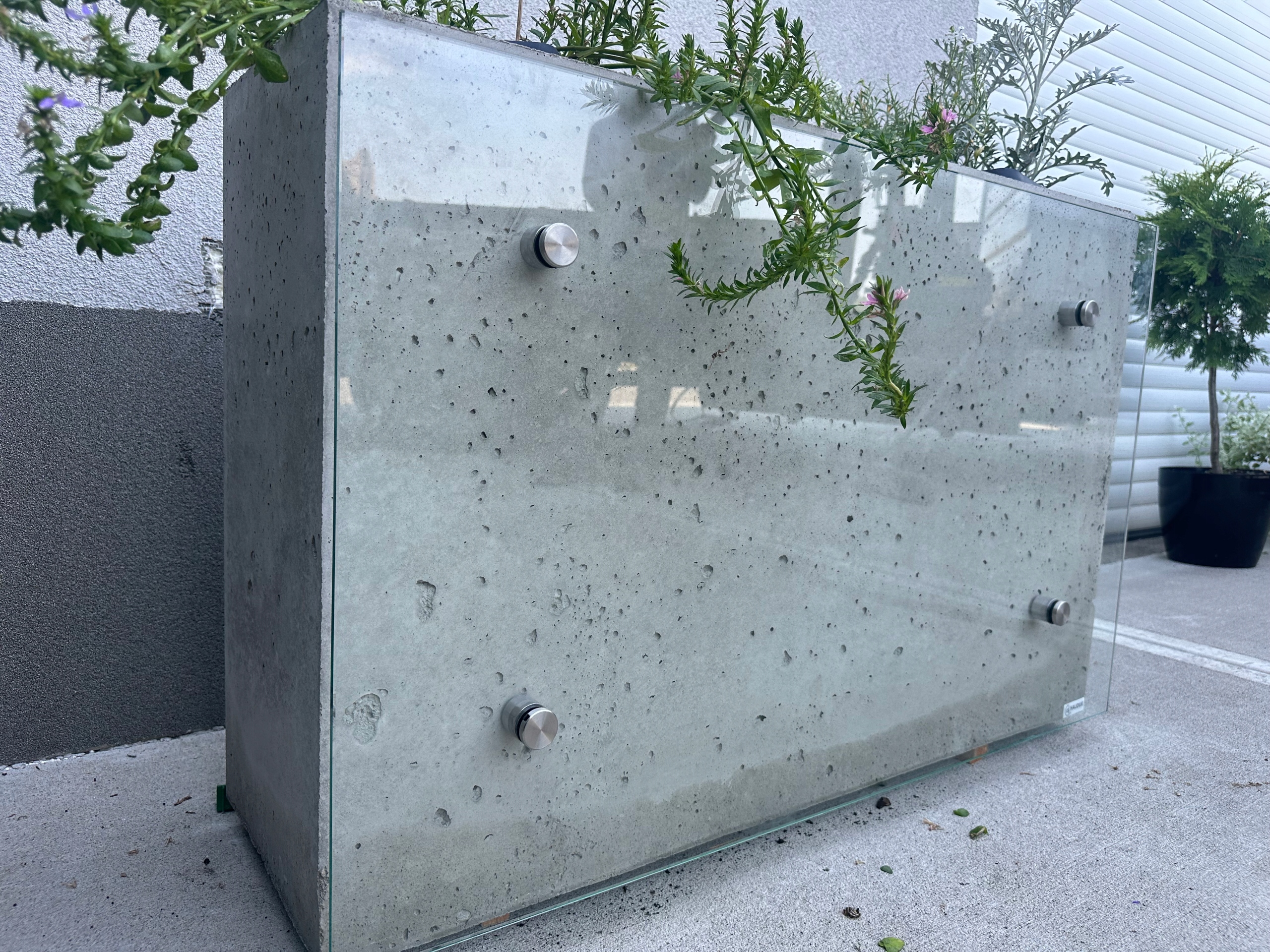 Betónový kvetináč so sklenenou úpravou 100 × 30 × 65