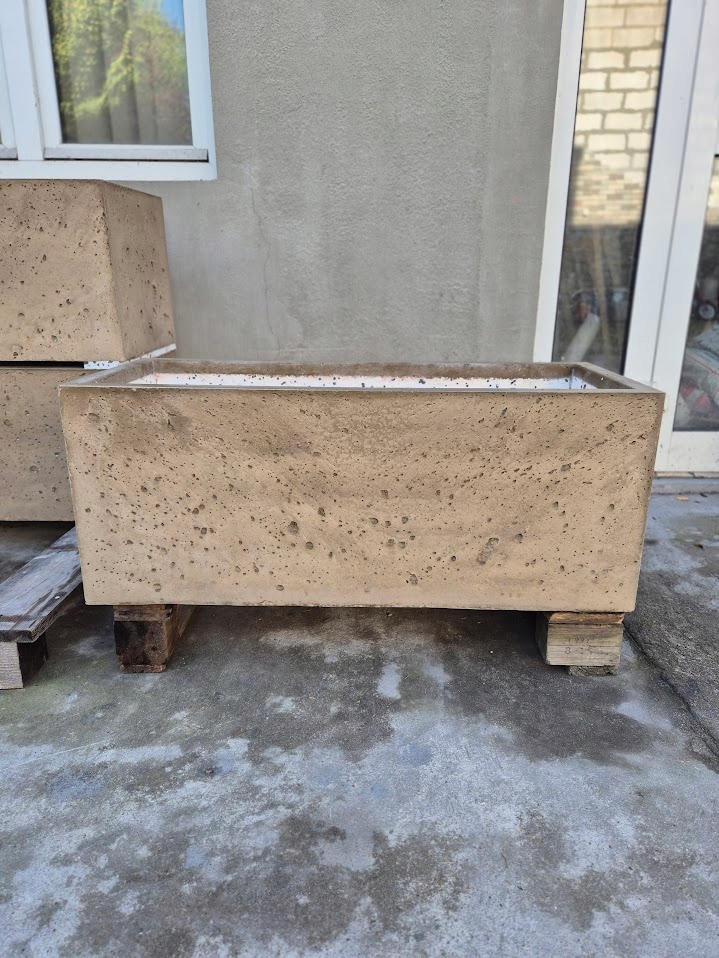 Betónový záhradný kvetináč 100 × 40 × 40 cm béžový izolovaný