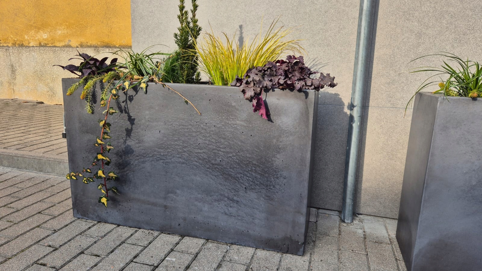 Betónový záhradný kvetináč GFRC 100 × 30 × 60 cm s grafitovou izoláciou a drenážou