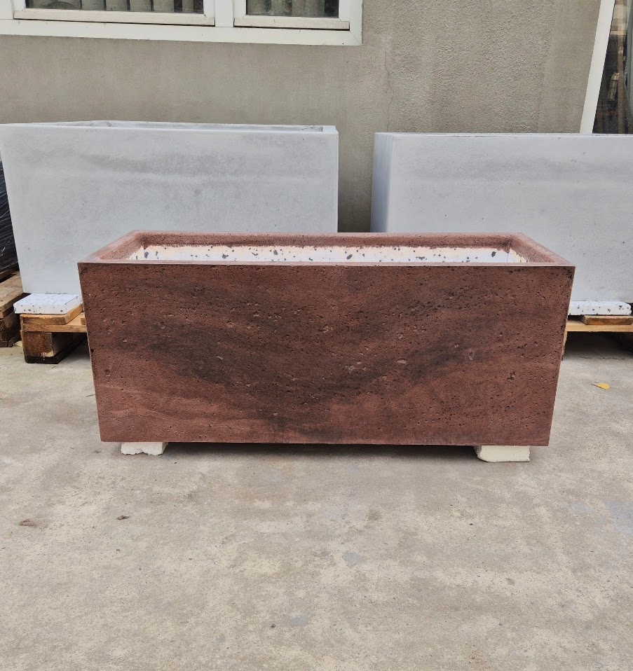 Betónový záhradný kvetináč MASÍVNY BETÓN 100 × 40 × 40, hnedý izolovaný