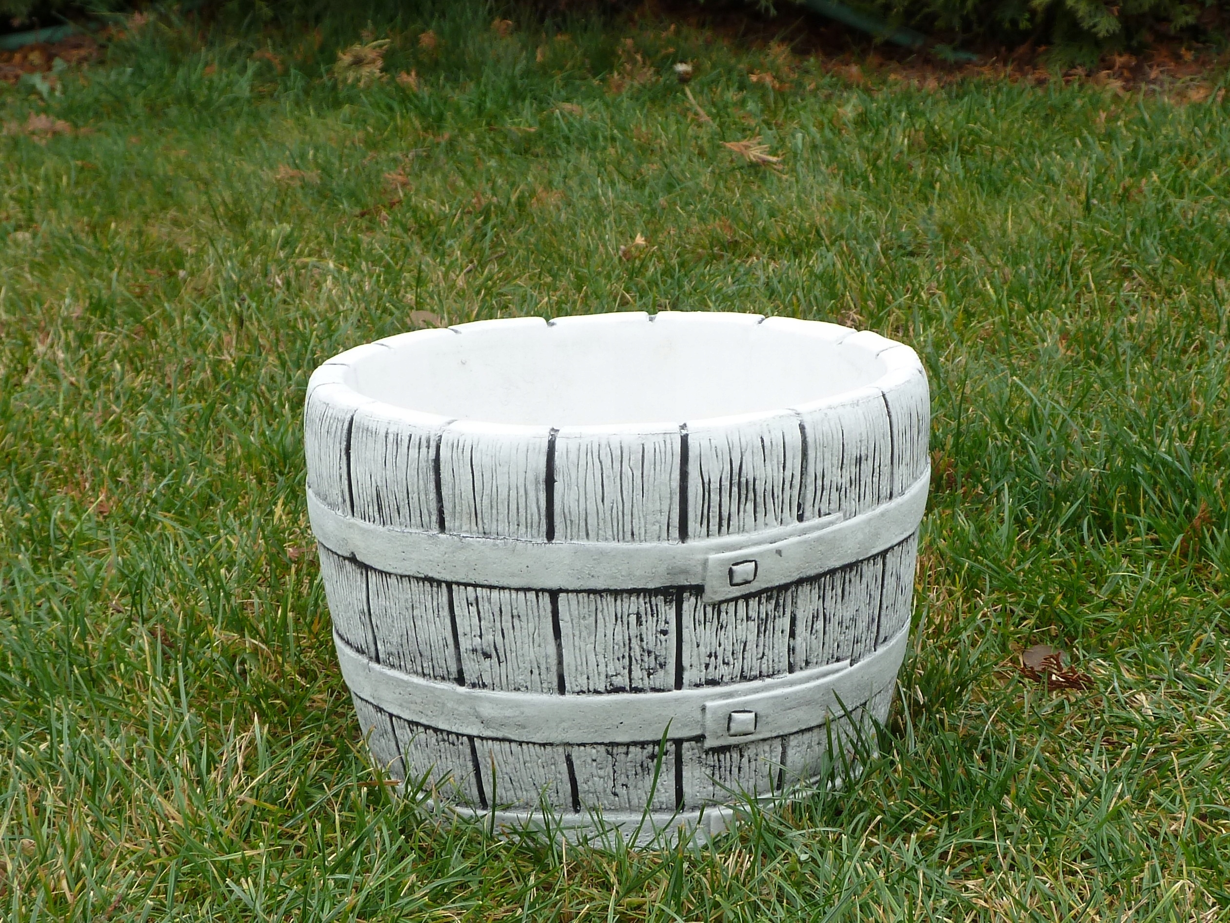 Betónový kvetináč - malý sud, výška 22 cm, priemer 30 cm
