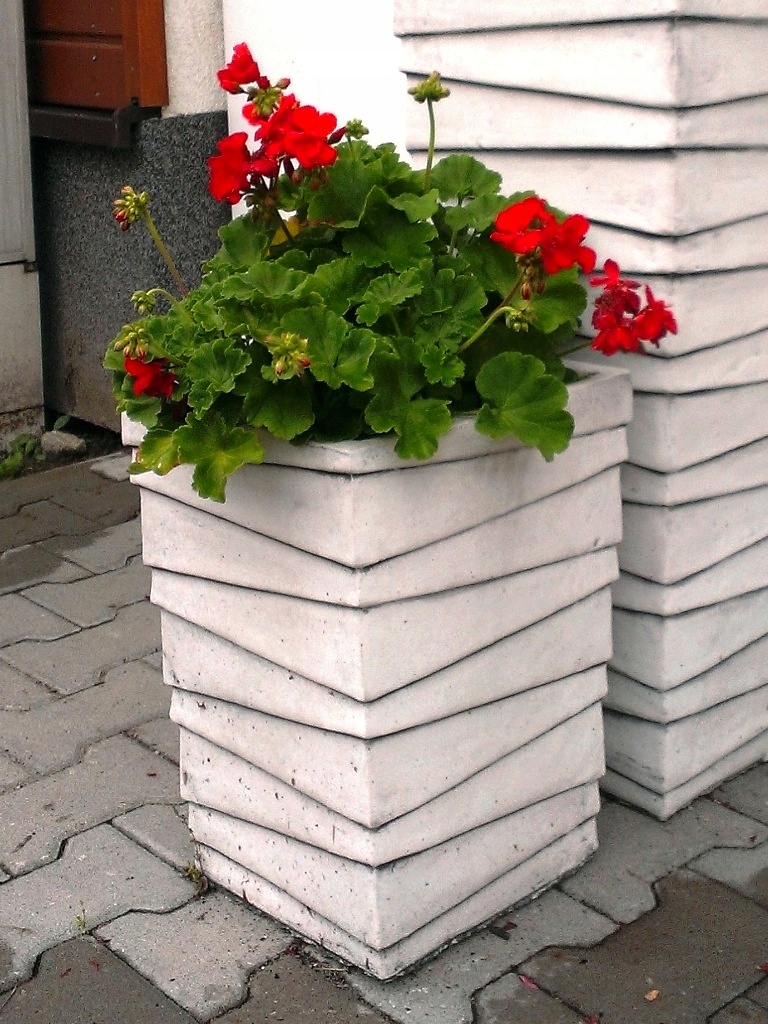 Moderný tesaný betónový kvetináč DB056/D336