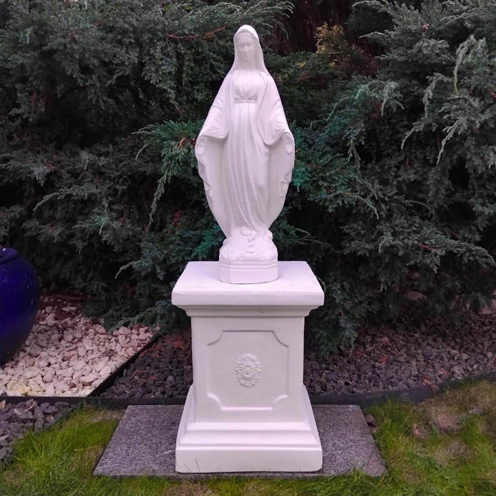 Betónová socha Panny Márie na podstavci 109 cm – záhradná dekorácia z bieleho…