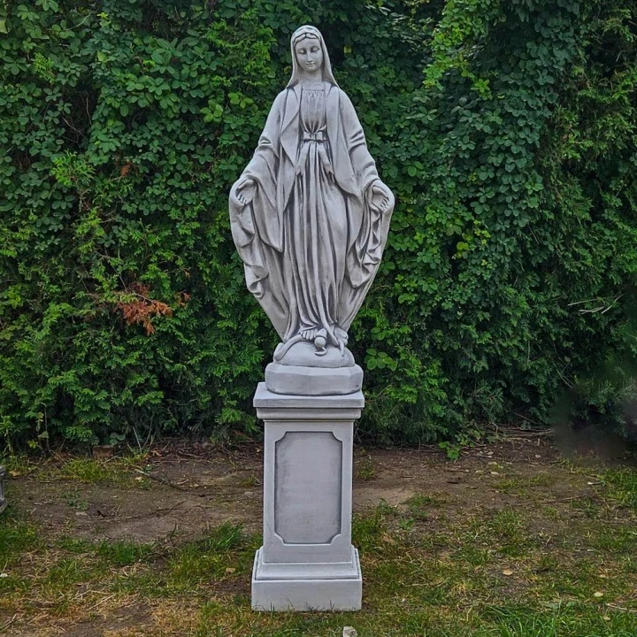 Veľká záhradná socha Panny Márie na podstavci 180 cm – architektonický betón, mrazuvzdorná…