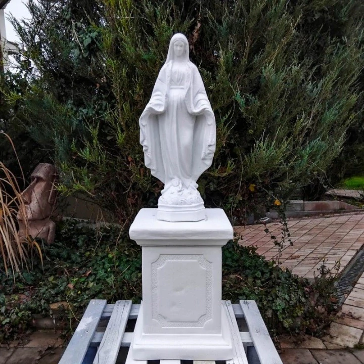 Záhradná socha Panny Márie na podstavci 119 cm – architektonický betón, mrazuvzdorná…
