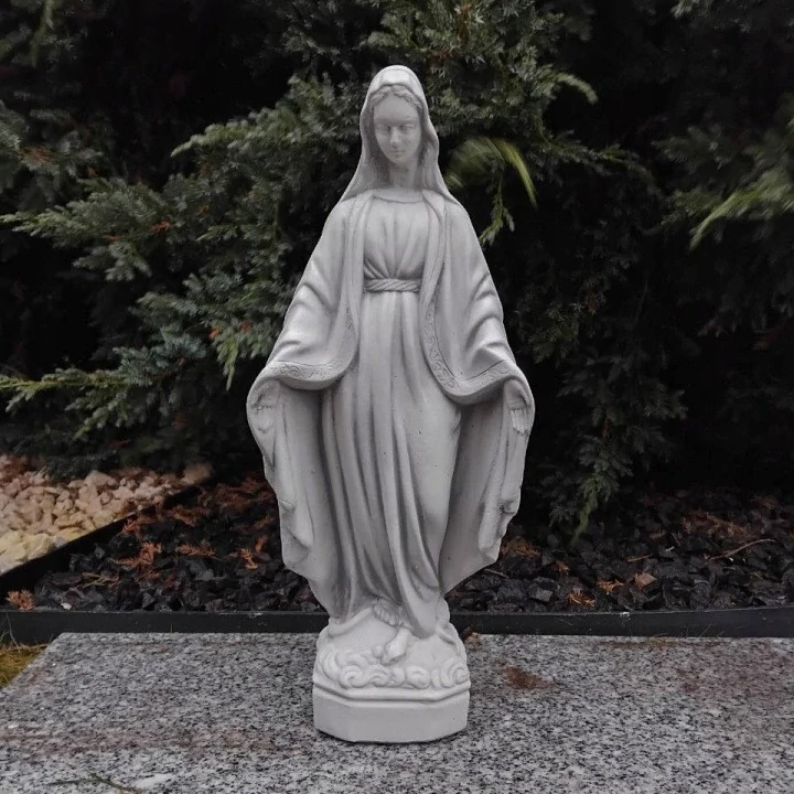 Betónová záhradná socha Panny Márie 38 cm – malá figúrka Matky Božej z bieleho betónu ART-BET