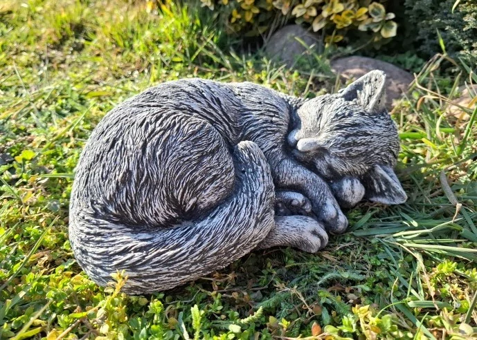 Betónová figúrka spiaca mačka 26 cm – záhradná dekorácia z mrazuvzdorného betónu, realistická…