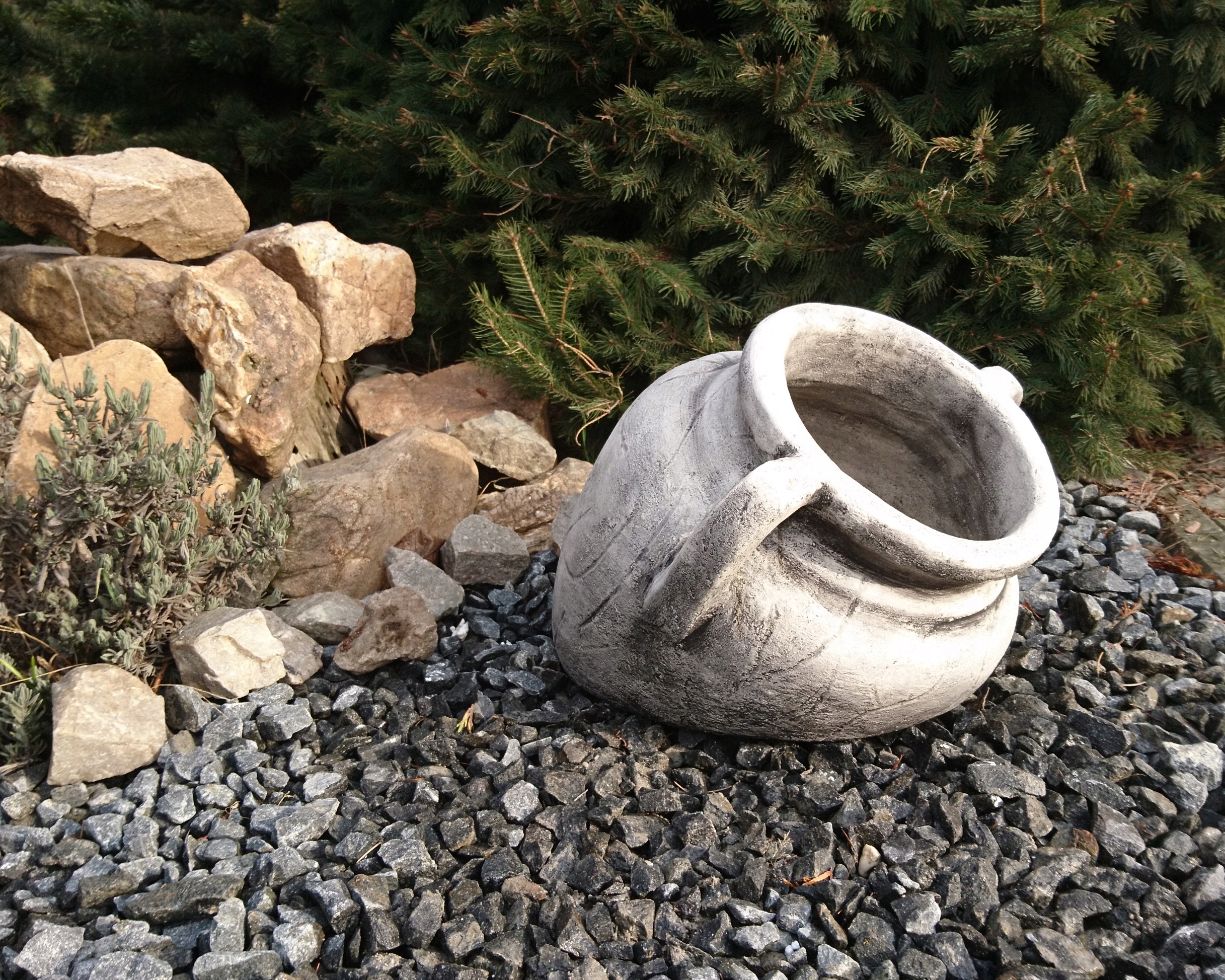 Betónový kvetináč - veľká amfora, priemer otvoru 24 cm, výška 28 cm