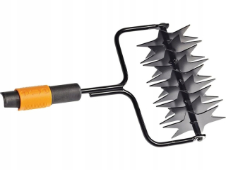 Vertikulátor - Fiskars quikfit 1000689 záhradný prevzdušňovač