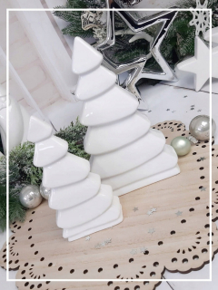 Biely vianočný strom - 23 cm keramická figurína