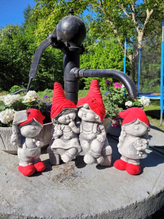 Záhradná figurína trpaslíka na lavičke trpasličí