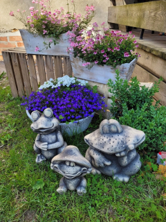 Záhradná figurína žaby s dáždnikom pre záhradnú sochu