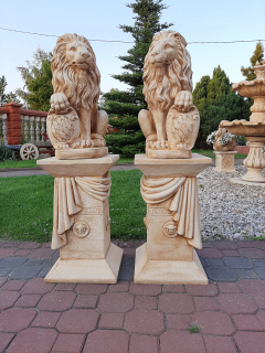 Záhradné postavy levov na podstavci pre záhradu