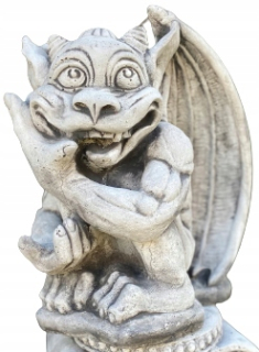 Gargoyle sa usmieva betónovou postavou