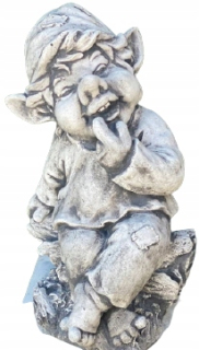 Gnome s prstom v ústach betónovej postavy