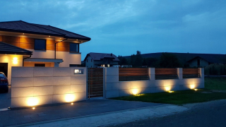 Plotový panel - Plot blokuje architektonické betónové tyče