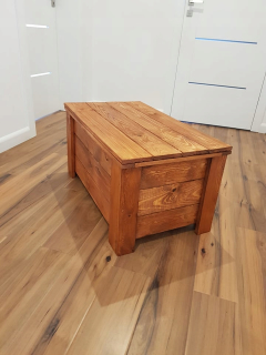 Záhradný box- Hrudník z kmeňa drevená lavica
