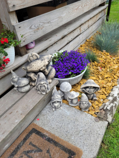 Figurínové trpaslíky s omietkou záhradnú pištoľ