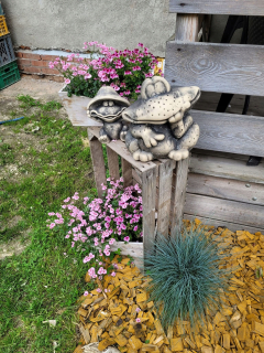 Záhradné figuríny trpaslíka žaba žaba z omietky žaby