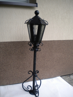 Kovová záhradná lampa
